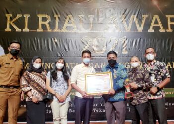 KI Riau Award 2021, Bupati Rohil Terima Penghargaan Keterbukaan informasi Publik