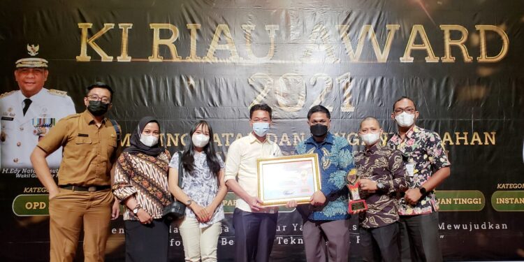 KI Riau Award 2021, Bupati Rohil Terima Penghargaan Keterbukaan informasi Publik