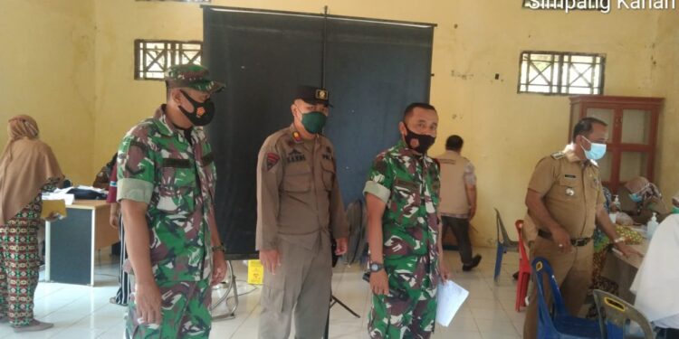 Sukseskan Vaksinasi, Babinsa Koramil 03/Bgs Dampingi Warga Ikut Vaksin