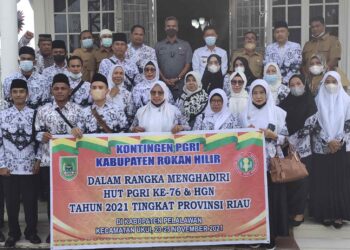 Lepas Kontingen PGRI ke Pelalawan, Bupati Yakin PGRI Rohil Harumkan Nama Daerah