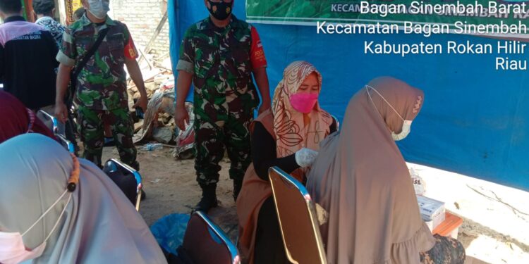 Meski Hari Minggu, Babinsa Koramil 03/Bgs Tetap Dampingi Vaksinasi