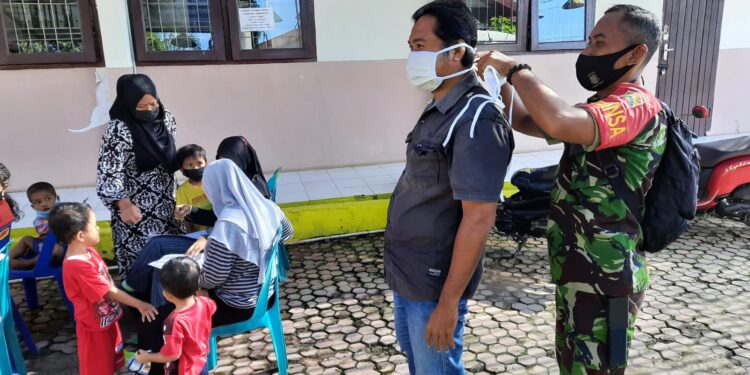 Cegah Penyebaran Covid-19, Babinsa Koramil 03/Bgs Tetap Terapkan Prokes kepada Masyarakat