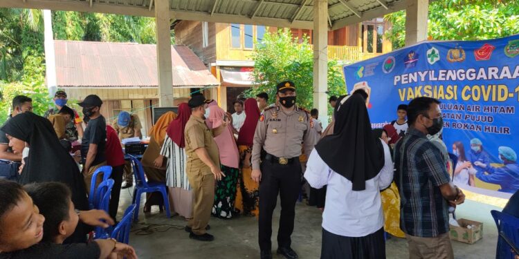 Kapolsek Pujud Tinjau Vaksinasi di Air Hitam