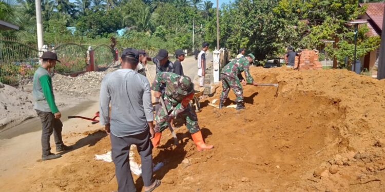 Pererat Silaturahmi, Babinsa Koramil 03/Bgs Goro bersama Warga
