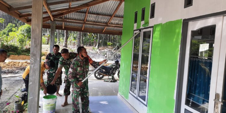 Kompak, Babinsa Koramil 03/Bgs dan Warga Goro Mengecat Musholla