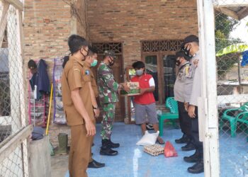 Bersama Satgas Covid-19, Babinsa Koramil 03/Bgs Beri Bantuan Sembako