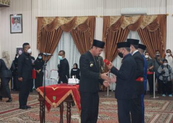 Perdana, Bupati Rohil Lantik Ratusan Pejabat