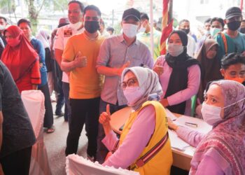 Gratis Sembako dan Paket Internet, Afrizal Sintong Tinjau Vaksinasi BPC HIPMI Rohil