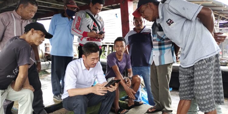 Bupati Rohil Tinjau Kapal Ilegal Fishing Hasil Tangkapan Nelayan