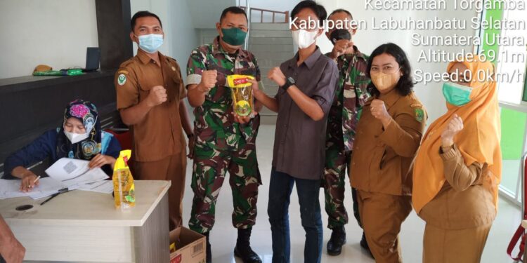 Bersama Satgas, Danpos Kota Koramil 03/Bgs Berikan Bingkisan kepada Warga yang Vaksin