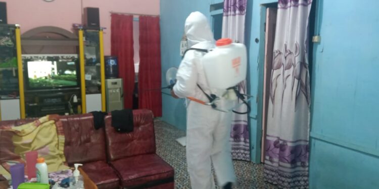 Antisipasi Penularan Covid-19, Asrama Koramil 03/Bgs Disemprot Disinfektan