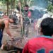 Semakin Dekat dengan Rakyat, Babinsa Koramil 03/Bgs Bantu Warga Buat Dodol