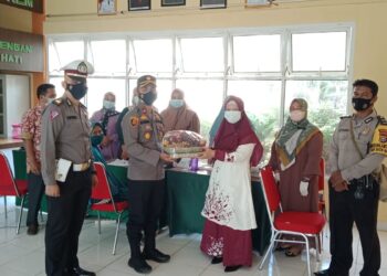 Support Nakes, Kapolsek Berikan Bingkisan ke Puskesmas Bortrem