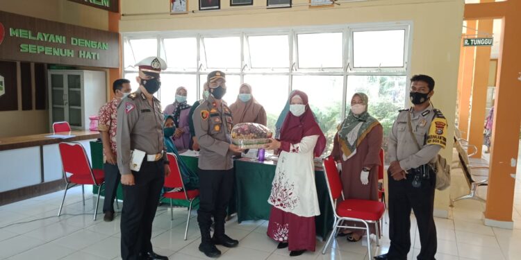 Support Nakes, Kapolsek Berikan Bingkisan ke Puskesmas Bortrem