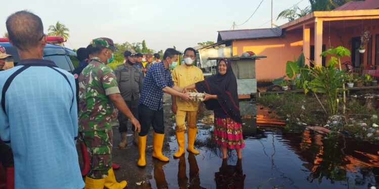 Kunjungi Warga Terdampak Banjir, Bupati dan Wabup Serahkan Bantuan Sembako