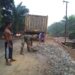 Spontanitas, Babinsa Koramil 03/Bgs Bantu Warga Timbun Jalan yang Rusak