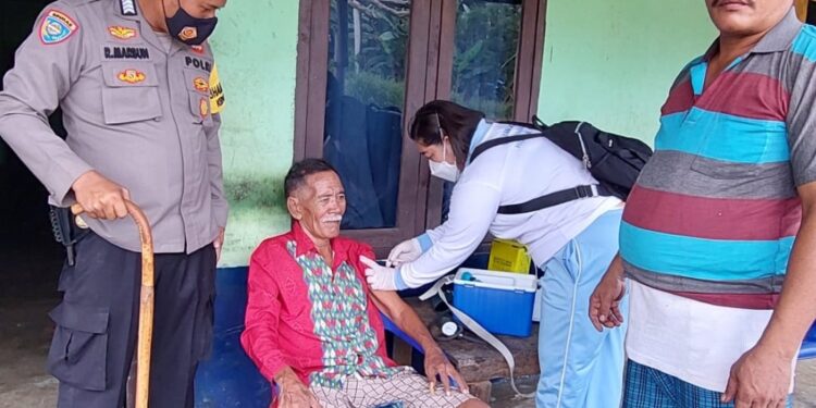 Bhabinkamtibmas Polsek Bagan Sinembah Vaksinasi Door To Door