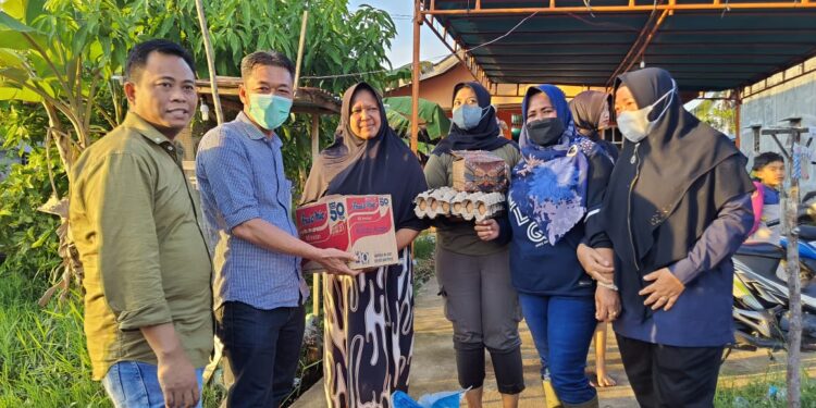 Pemkab Rohil Kembali Bagikan Ratusan Paket Sembako Kepada Masyarakat Terdampak Banjir