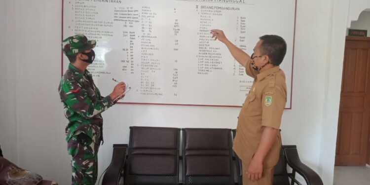 Jaga Sinergi dan Kekompakan, Kopda Surya Utama Komsos ke Kantor Desa