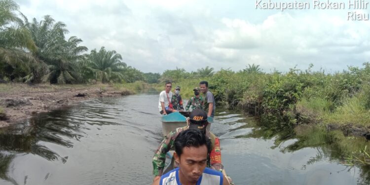 Rawan Titik Api, Babinsa Koramil 03/Bgs Patroli Karhutla Naik Perahu