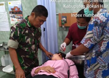 Hendak Apel Pagi, Babinsa Koramil 03/Bgs Tolong Orang Kecelakaan