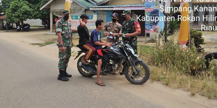 Babinsa Koramil 03/Bgs Tegakkan Prokes di Posko PPKM Simpang Kanan