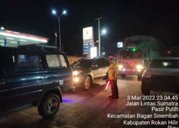 Urai Kemacetan, Personil Lantas Polres Rohil Berjibaku Atur Lalin