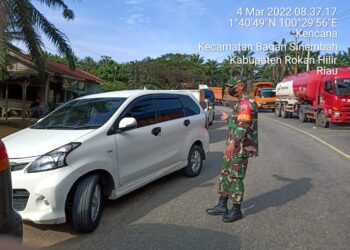 Babinsa Koramil 03/Bgs Bantu Polisi Urai Kemacetan Akibat Pengisian BBM