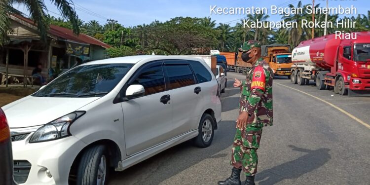 Babinsa Koramil 03/Bgs Bantu Polisi Urai Kemacetan Akibat Pengisian BBM