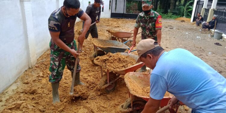 Dipimpin Danpos, Babinsa Koramil 03/Bgs Goro di Mesjid Al Kautsar