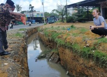 Warga Tebar Bibit Lele di Proyek Drainase Kementerian PUPR di Rohil