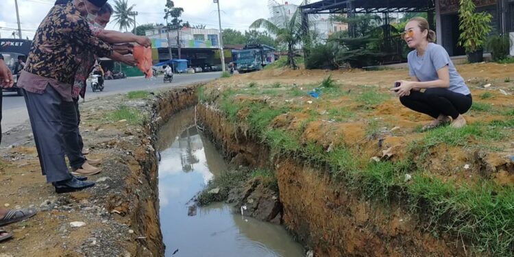 Warga Tebar Bibit Lele di Proyek Drainase Kementerian PUPR di Rohil