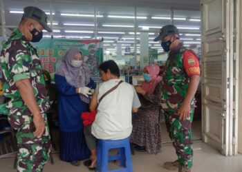 Tak Kenal Lelah, Babinsa Koramil 03/Bgs Tetap Dampingi Nakes Vaksinasi