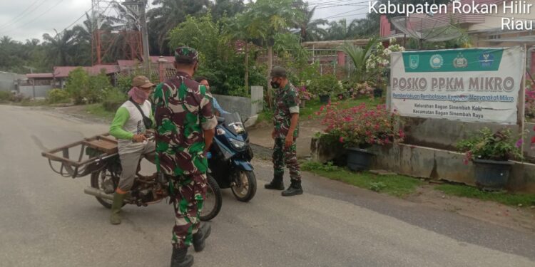 Dipimpin Danpos Basira, Babinsa Koramil 03/Bgs Tegakkan Prokes