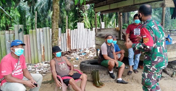 Ingatkan Prokes, Danpos Balai Jaya Koramil 03/Bgs Komsos dengan Warga