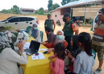 Babinsa Koramil 03/Bgs Dampingi Nakes Vaksinasi Warga