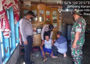 Dipimpin Danpos, Babinsa Koramil 03/Bgs Lakukan Pendampingan Vaksin