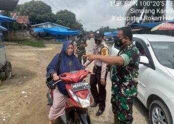 Warga Melintas di Depan Pos PPKM Diberhentikan Babinsa Koramil 03/Bgs