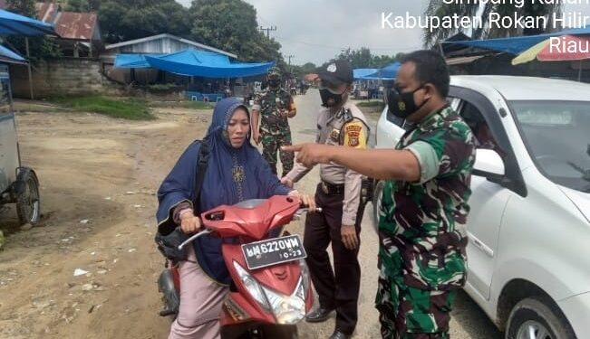 Warga Melintas di Depan Pos PPKM Diberhentikan Babinsa Koramil 03/Bgs