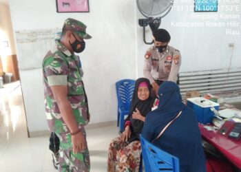 Tak Kenal Lelah, Babinsa Koramil 03/Bgs Dampingi Nakes Vaksinasi