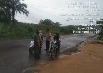 Meski Gerimis, Babinsa Koramil 03/Bgs dan Polisi Tetap Razia Vaksin