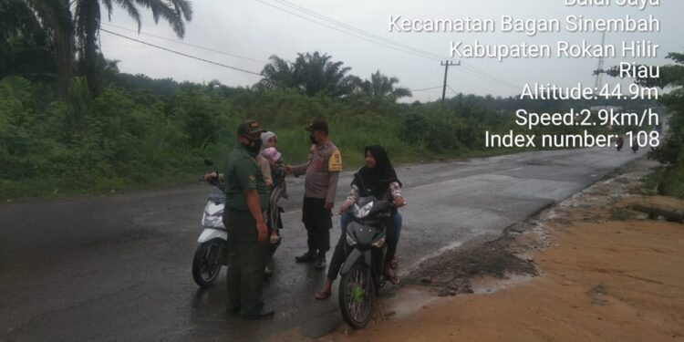 Meski Gerimis, Babinsa Koramil 03/Bgs dan Polisi Tetap Razia Vaksin