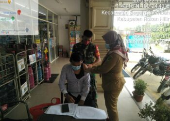 Kasus Positif Menurun, Babinsa Koramil 03/Bgs Terus Dampingi Nakes Vaksinasi