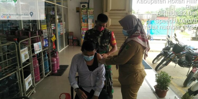 Kasus Positif Menurun, Babinsa Koramil 03/Bgs Terus Dampingi Nakes Vaksinasi
