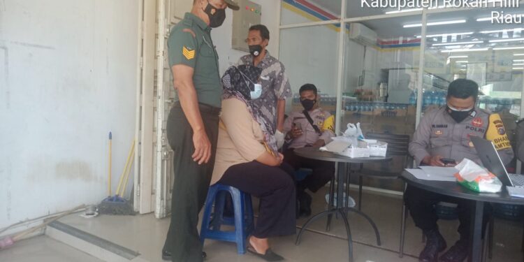 Genjot Pencapaian, Babinsa Koramil 03/Bgs Lakukan Pendampingan Vaksin