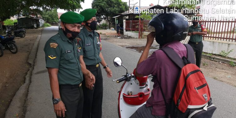 Koramil 03/Bgs Tegakkan Prokes PPKM di Simpang Kanan
