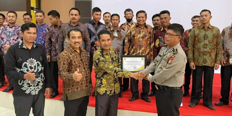 Paduan Suara Pria Pesparawi Rohil Tampil di Binrohtal Polres Rohil