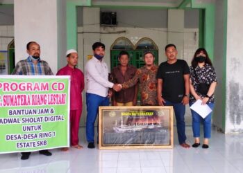 PT. SRL Blok Seikebaro Salurkan Bantuan Jam Digital Waktu Sholat