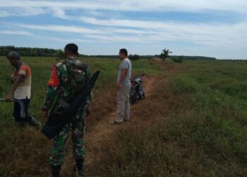 Bersama Masyarakat, Babinsa Koramil 03/Bgs Insentifkan Patroli Karhutla