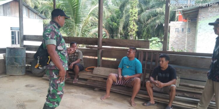 Komsos dengan Warga, Babinsa Koramil 03/Bgs Ajak Tokoh Pemuda Patuhi Prokes